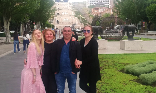 Во время прогулки по Еревану, возле мега-лестницы Каскад http://CoolGeorgia.com Во время прогулки по Еревану, возле мега-лестницы Каскад